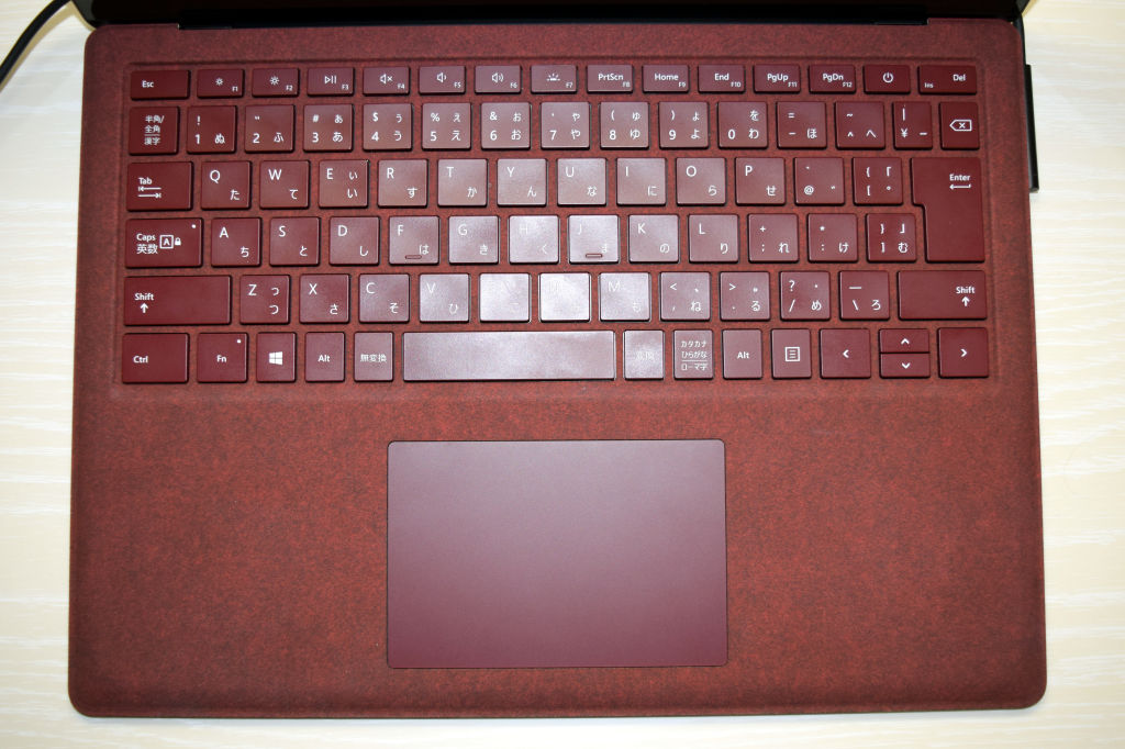 Surface Laptopのキーボードを真上から